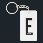 Llavero Monograma y nombre personalizados modernos en negr<br><div class="desc">Diseño de monograma moderno con letra de monograma personalizada "E" y nombre en estilo de letra sans serif negrita moderna.

Regalo perfecto para él,  regalo del día del padre,  regalo para el padrino y más.</div>