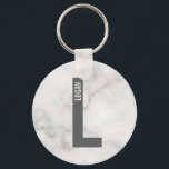 Llavero Monograma y nombre personalizados modernos en negr<br><div class="desc">Diseño de monograma moderno con letra de monograma personalizada "L" y nombre en estilo de fuente sans serif negrita moderna.

Regalo perfecto para él,  regalo del día del padre,  regalo para los padrinos y más.</div>