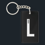 Llavero Monograma y nombre personalizados modernos en negr<br><div class="desc">Diseño de monograma moderno con letra de monograma personalizada "L" y nombre en estilo de letra sans serif moderno en negrita.

Regalo perfecto para él,  regalo del día del padre,  regalo para el padrino y más.</div>