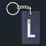 Llavero Monograma y nombre personalizados modernos en negr<br><div class="desc">Diseño de monograma moderno con letra de monograma personalizada "L" y nombre en estilo de fuente sans serif negrita moderna.

Regalo perfecto para él,  regalo del día del padre,  regalo para los padrinos y más.</div>