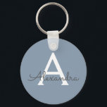 Llavero Monogramado azul y blanco turbio<br><div class="desc">Cláusula elegante azul y blanca. Estas cadenas de claves se pueden personalizar para incluir tu nombre inicial y de pila y son una ducha de novia perfecta,  una fiesta de soltera o un favor de fiesta de cumpleaños.</div>