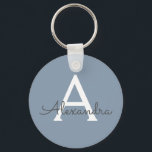 Llavero Monogramado azul y blanco turbio<br><div class="desc">Cláusula elegante azul y blanca. Estas cadenas de claves se pueden personalizar para incluir tu nombre inicial y de pila y son una ducha de novia perfecta,  una fiesta de soltera o un favor de fiesta de cumpleaños.</div>