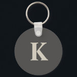 Llavero Monogramado personalizado moderno<br><div class="desc">Este tierno llavero presenta su inicial a ambos lados de la cadena de teclas con elegantes colores grises. Personalizado ahora añadir su monograma inicial.</div>
