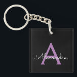 Llavero Morado Black Script Girly Monograma Nombre<br><div class="desc">Cadena de claves de nombres de monograma de escritura simple negra y púrpura. Esto hace que el dulce perfecto cumpleaños 16,  boda,  ducha de novia,  aniversario,  ducha de bebé o fiesta de soltera sea regalo para alguien que ama el lujo glam y los estilos de moda.</div>