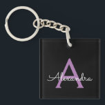 Llavero Morado Black Script Girly Monograma Nombre<br><div class="desc">Cadena de claves de nombres de monograma de escritura simple negra y púrpura. Esto hace que el dulce perfecto cumpleaños 16,  boda,  ducha de novia,  aniversario,  ducha de bebé o fiesta de soltera sea regalo para alguien que ama el lujo glam y los estilos de moda.</div>