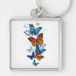 Llavero Morfo y monarca de las mariposas voladoras