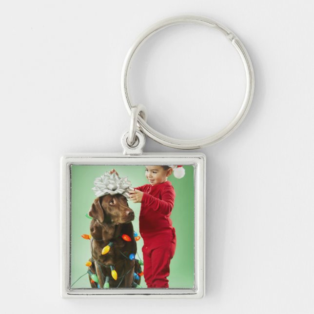 Llavero Muchacho joven que envuelve luces de navidad (Frente)