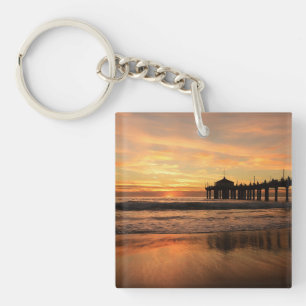 Llavero Muelle sobre puesta de sol en la playa del océano
