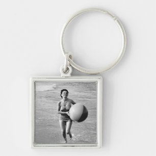 Llavero Mujer con una pelota de playa