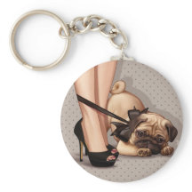 Mujer y cachorro de pug