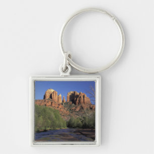 Llavero NA, EE. UU., Arizona, Sedona. Cathedral Rock y Oak