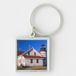 Llavero NA, EE. UU., Maine. Faro de West Quoddy cerca