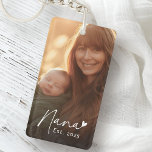 Llavero Nana Est año escritura manuscrita con foto de cora<br><div class="desc">Keychain presenta el texto "Nana" en un tipo de letra manuscrito con un poco de corazón al final y al final del año siguiente como una superposición blanca sobre tu foto.</div>