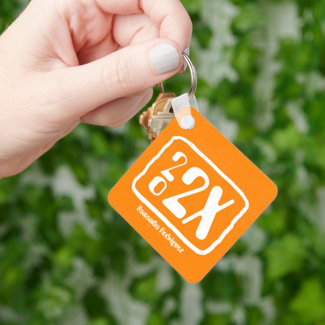 Llavero Naranja Funky Class Year Keychain (Mano)