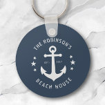 Llavero Nautical Bote Anchor Familia Nombre Casa Azul<br><div class="desc">Un elegante tema náutico Keychain con tu apellido personalizado y casa de playa, casa de lago u otro texto deseado y fecha establecida. Presenta un barco de diseño personalizado anclado en blanco sobre un elegante azul polvoriento del océano o personalizar fácilmente el color base para que se corresponda con su...</div>