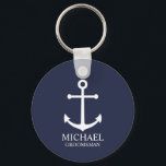 Llavero Nautical Navy Blue Anchor Personalizado Groomsmen<br><div class="desc">Nautical Personalized Groomsmen Gift Este diseño presenta ancla blanca y el nombre personalizado del groomsman con título en blanco clásico estilo de letra serif sobre fondo azul marino. También perfecto para el mejor hombre,  padre de la novia y más.</div>