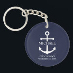 Llavero Nautical Navy Blue Anchor Personalizado Groomsmen<br><div class="desc">Este regalo personalizado presenta un diseño de ancla blanca con el nombre y el título de su novio en una fuente clásica serif blanca sobre fondo azul marino. Un lugar de interés para los bodas náuticos, bodas en la playa o celebraciones costeras. Perfecto como un regalo personalizado para los padrinos,...</div>