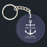 Llavero Nautical Navy Blue Anchor Personalizado Groomsmen<br><div class="desc">Este regalo personalizado presenta un diseño de ancla blanca con el nombre y el título de su novio en una fuente clásica serif blanca sobre fondo azul marino. Un lugar de interés para los bodas náuticos, bodas en la playa o celebraciones costeras. Perfecto como un regalo personalizado para los padrinos,...</div>