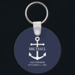 Llavero Nautical Navy Blue Anchor Personalizado Groomsmen<br><div class="desc">Este regalo personalizado presenta un diseño de ancla blanca con el nombre y el título de su novio en una fuente clásica serif blanca sobre fondo azul marino. Un lugar de interés para los bodas náuticos, bodas en la playa o celebraciones costeras. Perfecto como un regalo personalizado para los padrinos,...</div>