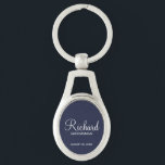 Llavero Navy Blue Modern Script Personalizado Groomsman<br><div class="desc">Regalos personalizados de Groomsman con el nombre personalizado del groomsman en un estilo de letra blanco moderno con el título y la fecha boda en un estilo de letra sans serif moderno con fondo azul marino. También perfecto para el mejor hombre, padre de la novia, dama de honor, madre de...</div>