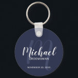 Llavero Navy Blue Modern Script Personalizado Groomsmen<br><div class="desc">Añada un toque personal a su boda con la cadena de teclas personalizada para los groomsmen. Esta cadena de teclas presenta el nombre de los groomsmen personalizado en estilo de letra de escritura blanco moderno y monograma en estilo de letra de escritura azul marino claro estilo de escritura moderno como...</div>