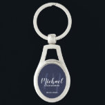 Llavero Navy Blue Modern Script Personalizado Groomsmen<br><div class="desc">Añada un toque personal a su boda con la cadena de teclas personalizada para los groomsmen. Esta cadena de teclas presenta el nombre de los groomsmen personalizado en estilo de letra de escritura blanco moderno y monograma en estilo de letra de escritura azul marino claro estilo de escritura moderno como...</div>