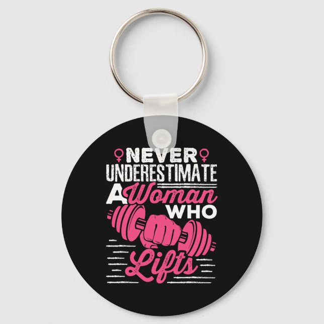 Llavero Never Underestimate A Woman Who Lifts Women Weight (Anverso)