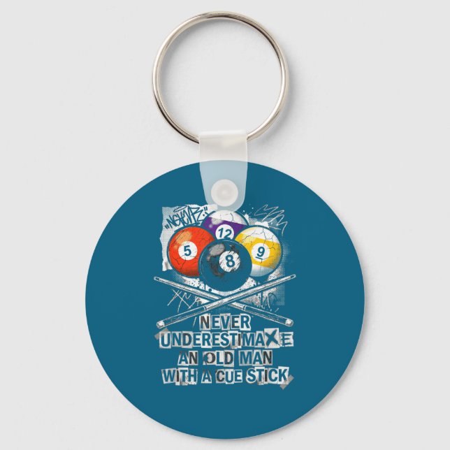 Llavero Never Underestimate Old Man With A Cue Stick Billi (Anverso)