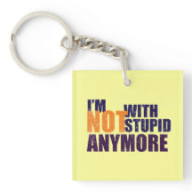 No con una cadena de claves acrílica estúpida