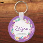 Llavero Nombre de acuarela de pluma que significa aqua Reg<br><div class="desc">Llave personalizada de niñas con corona de plumas y cuentas tribales boho acuarela. Personalice con su propio nombre, significado del nombre y su propia foto en el reverso. Actualmente dice Regina, Una reina elegante y líder real digna. Hermoso arte decorativo sobre un fondo de color púrpura que se puede cambiar...</div>