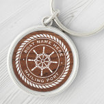 Llavero Nombre de la barca que alaba la madera de la rueda<br><div class="desc">Anillo de claves con un emblema blanco y elegante de la rueda y de la cuerda del barco con el nombre del barco personalizado y el puerto de caldeo (u otro texto personalizado) en una imagen impresa de madera marrón.</div>