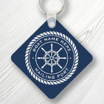 Llavero Nombre de la embarcación y rueda del buque náutico<br><div class="desc">Cadena de claves con un emblema blanco y elegante de la rueda y de la cuerda del barco con el nombre del barco personalizado y el puerto de saludo (u otro texto personalizado) sobre un fondo azul oscuro.</div>