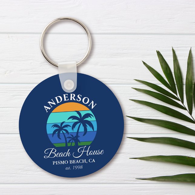 Llavero Nombre de la familia Casa de la playa Sun Palm Tre (Customize to change text size, style or background color.)