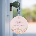 Llavero Nombre de monograma beige rosado de flores silvest<br><div class="desc">Añada un toque de encanto personal a su rutina diaria con nuestra Keychain Floral Personalizada. Con un agradable fondo rosa decorado con flores silvestres de una pradera de verano, esta cadena de llaves es tan bonita como práctica. Perfecto para mantener las llaves organizadas y añadir un toque personal a tu...</div>