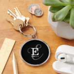 Llavero Nombre de monograma del guión de caligrafía negra<br><div class="desc">Un hermoso diseño de cadena de claves con una elegante representación de su nombre y monograma con serios clásicos y una tipografía de escritura más ornamentada en una armonía equilibrada y simétrica. Los tres elementos se mezclan con una sofisticada armonía y crean su propio logotipo de marca personal. Se muestra...</div>