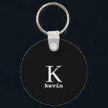 Llavero Nombre de monograma moderno elegante negro persona<br><div class="desc">Los hombres modernos monogramaban un teclado elegante con escritura en blanco y negro (colores cambiables).           Personalízalo con el nombre y la letra inicial. Puede ser un regalo elegante para un novio,  esposo,  padre,  tío en cumpleaños,  Navidades o cualquier otro aniversario u ocasión.</div>