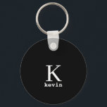 Llavero Nombre de monograma moderno elegante negro persona<br><div class="desc">Los hombres modernos monogramaban un teclado elegante con escritura en blanco y negro (colores cambiables).           Personalízalo con el nombre y la letra inicial. Puede ser un regalo elegante para un novio,  esposo,  padre,  tío en cumpleaños,  Navidades o cualquier otro aniversario u ocasión.</div>