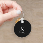 Llavero Nombre de monograma moderno elegante negro persona<br><div class="desc">Los hombres modernos monogramaban un teclado elegante con escritura en blanco y negro (colores cambiables).           Personalízalo con el nombre y la letra inicial. Puede ser un regalo elegante para un novio,  esposo,  padre,  tío en cumpleaños,  Navidades o cualquier otro aniversario u ocasión.</div>