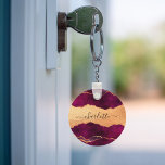 Llavero Nombre de oro del rosa de oro de oro morado de oro<br><div class="desc">Una ágata dorada borgoña, violeta y falsa, impresión de piedra de mármol como fondo Personaliza y añade tu nombre. El nombre está escrito con un guión moderno de estilo con letras a mano con toques. Para que los cambios sólo eliminen el nombre del ejemplo, deje los espacios o la emoji...</div>