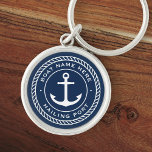 Llavero Nombre del barco y borde de la cuerda de anclaje d<br><div class="desc">Anillo de entrada para tu bote con un elegante y blanco ancla y emblema de cuerda con tu nombre de barco personalizado y puerto de saludo en un fondo azul oscuro.</div>