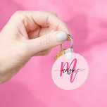 Llavero Nombre del Monograma de Giro de Guión Moderno Cali<br><div class="desc">Mantén tus llaves en estilo con nuestro Hot Pink Modern Script Girly Monograma Keychain! Con un vibrante diseño rosa cálido, esta cadena de claves se personaliza con tu nombre en un guión moderno de moda para un toque personalizado y de moda. Perfecto para añadir un poco de encanto a sus...</div>