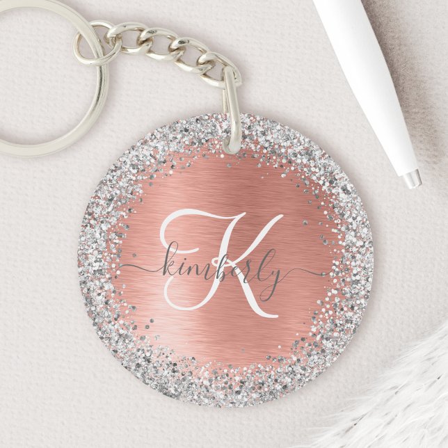 Llavero Nombre del monograma del Purpurina Metalizado cepi (Sparkle and shine with this rose gold brushed metal glitter keychain. Add your name and monogram.)