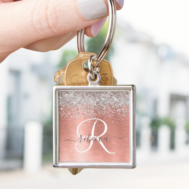 Llavero Nombre del monograma del Purpurina Metalizado cepi (Personalize your keys with this elegant monogrammed keychain that has a silver glitter on rose gold.)
