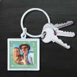 Llavero Nombre del monograma Foto de moda Simple Moderna<br><div class="desc">Nombre del Monograma Foto Trendy Simple Modern Keychain presenta una de tus fotos favoritas con tu nombre personalizado y monograma en elegante escritura blanca sobre fondo verde. Personalice editando el texto en los cuadros de texto proporcionados. Perfecto para cumpleaños, Navidades, Día de la Madre, Día del Padre, hermana, primos, mejores...</div>