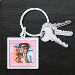 Llavero Nombre del monograma Foto de moda Simple Moderna<br><div class="desc">Nombre del Monograma Foto Trendy Simple Modern Keychain presenta una de tus fotos favoritas con tu nombre personalizado y monograma en elegante escritura blanca sobre fondo rosa. Personalice editando el texto en los cuadros de texto proporcionados. Perfecto para cumpleaños, Navidades, Día de la Madre, Día del Padre, hermana, primos, mejores...</div>