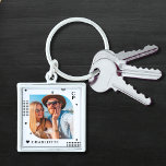 Llavero Nombre del monograma Foto de moda Simple Moderna<br><div class="desc">Nombre de Monograma Foto Trendy Simple Modern Keychain incluye una de tus fotos favoritas con tu nombre personalizado y monograma en elegante escritura negra. Personalice editando el texto en los cuadros de texto proporcionados. Perfecto para cumpleaños, Navidades, Día de la Madre, Día del Padre, hermana, primos, mejores amigos y más....</div>