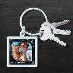 Llavero Nombre del monograma Foto de moda Simple Moderna<br><div class="desc">Nombre del Monograma Foto Trendy Simple Modern Keychain presenta una de tus fotos favoritas con tu nombre personalizado y monograma en un elegante guión en blanco sobre fondo negro. Personalice editando el texto en los cuadros de texto proporcionados. Perfecto para cumpleaños, Navidades, Día de la Madre, Día del Padre, hermana,...</div>