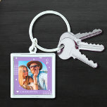 Llavero Nombre del monograma Foto de moda Simple Moderna<br><div class="desc">Nombre del Monograma Foto Trendy Simple Modern Keychain presenta una de tus fotos favoritas con tu nombre personalizado y monograma en elegante escritura blanca sobre fondo morado. Personalice editando el texto en los cuadros de texto proporcionados. Perfecto para cumpleaños, Navidades, Día de la Madre, Día del Padre, hermana, primos, mejores...</div>