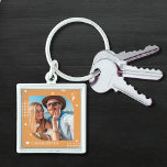 Llavero Nombre del monograma Foto de moda Simple Moderna<br><div class="desc">Nombre del Monograma Foto Trendy Simple Modern Keychain presenta una de tus fotos favoritas con tu nombre personalizado y monograma en un elegante guión en blanco sobre un fondo bronceado. Personalice editando el texto en los cuadros de texto proporcionados. Perfecto para cumpleaños, Navidades, Día de la Madre, Día del Padre,...</div>