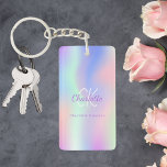 Llavero Nombre del monograma holográfico de color rosa mor<br><div class="desc">Un fondo holográfico de moda con colores pastel en rosa,  violeta y verde menta. Personalice y agregue su nombre,  iniciales de monograma y nombre completo. Letras moradas y blancas.</div>